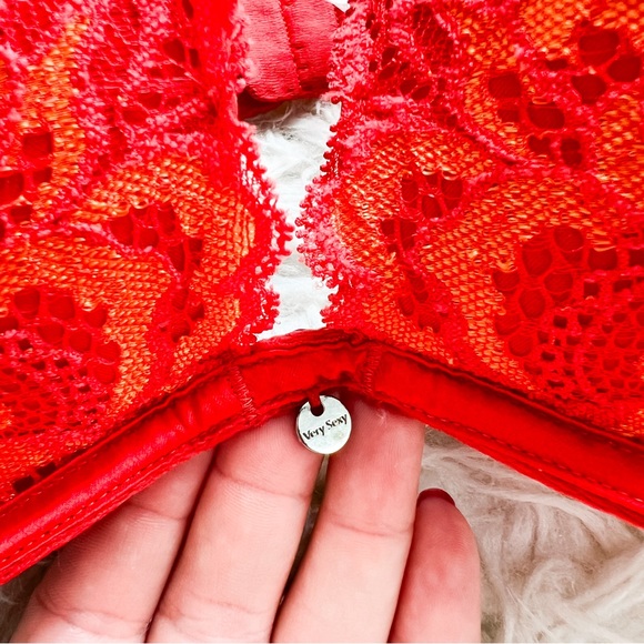 Victoria’s Secret | Red Lacy Push-up Bra - Picture 2 of 7